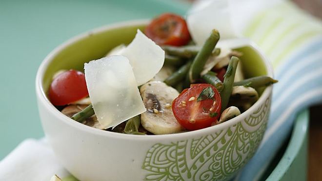 Рецепт Салат из фасоли с грибами и черри