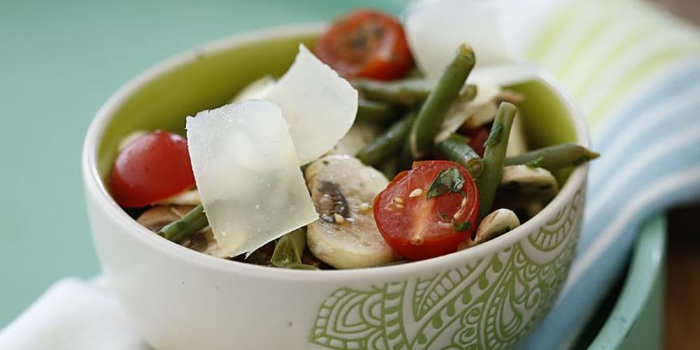 Как приготовить салат из фасоли с грибами и черри