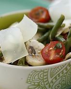 Салат из фасоли с грибами и черри