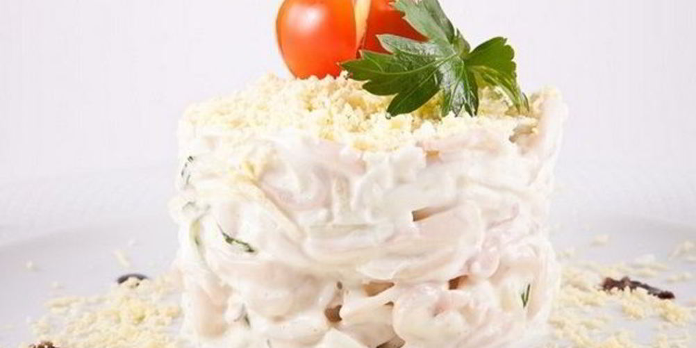 Как приготовить салат из кальмаров с луком и майонезом