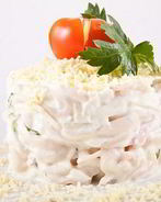 Салат из кальмаров с луком и майонезом