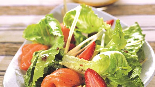 Рецепт Салат из копченого лосося, клубники и фенхеля