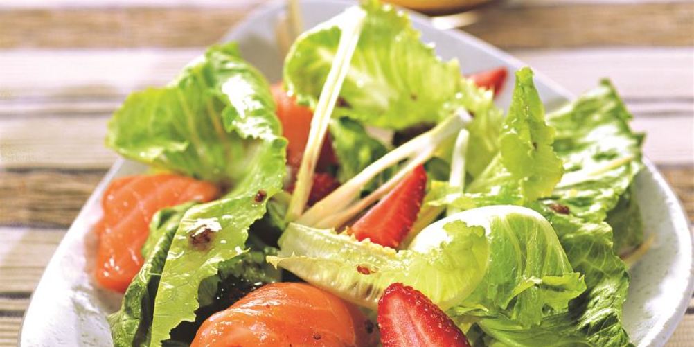 Как приготовить салат из копченого лосося, клубники и фенхеля