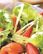 Салат из копченого лосося, клубники и фенхеля