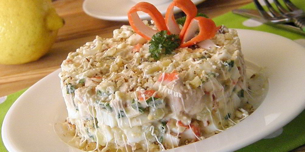 Как приготовить салат из крабовых палочек и печени трески