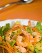 Салат из креветок с манго