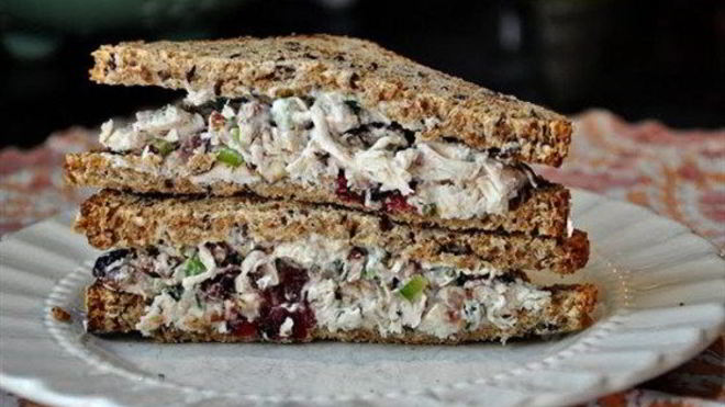 Рецепт Салат из курица с эстрагоном, орехами пекан и клюквой