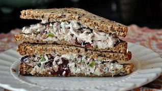 Рецепт Салат из курица с эстрагоном, орехами пекан и клюквой