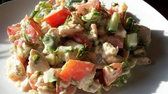 Рецепт Салат из курицы с гренками и соусом тартар
