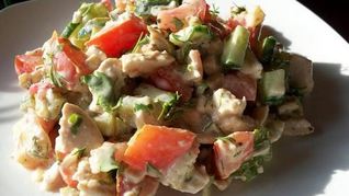 Рецепт Салат из курицы с гренками и соусом тартар