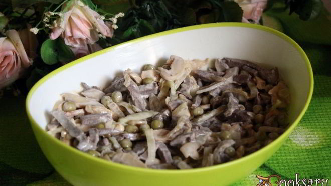 Рецепт Салат из отварного говяжьего сердца с шампиньонами и зеленым горошком