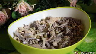 Рецепт Салат из отварного говяжьего сердца с шампиньонами и зеленым горошком