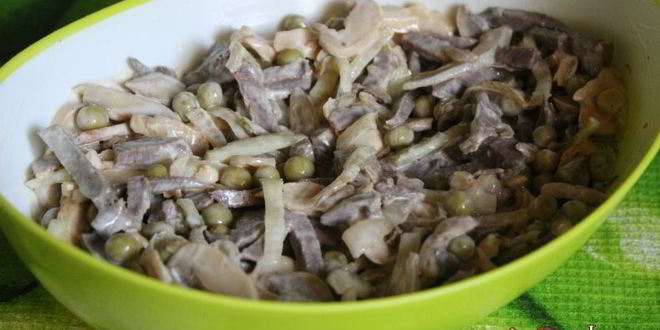 Рецепт салат из отварного говяжьего сердца с шампиньонами и зеленым горошком