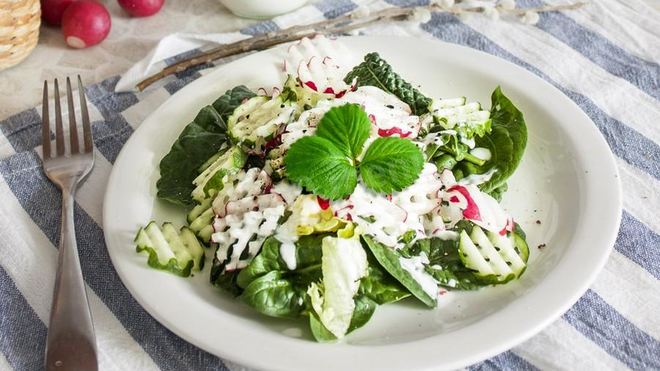 Рецепт Салат из редиса и огурца с листьями клубники