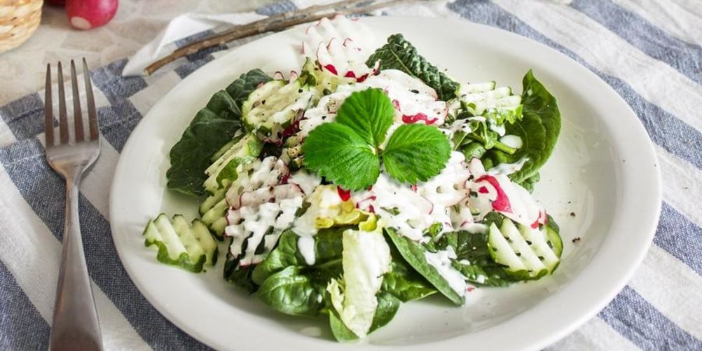 Как приготовить салат из редиса и огурца с листьями клубники