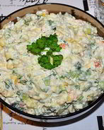 Салат из рыбы горячего копчения с овощами