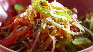 Рецепт Салат из сладкого перца, огурца и ростков фасоли