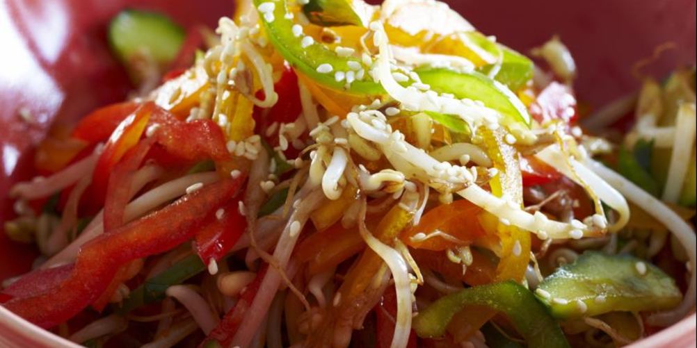 Как приготовить салат из сладкого перца, огурца и ростков фасоли