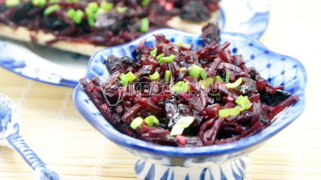 Рецепт Салат из свеклы с черносливом