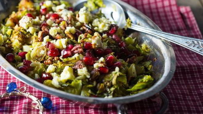 Рецепт Салат из золотистой фасоли, брюссельской капусты и семян граната с заправкой Медовая горчица