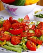 Салат с бальзамическими помидорами под соусом из петрушки