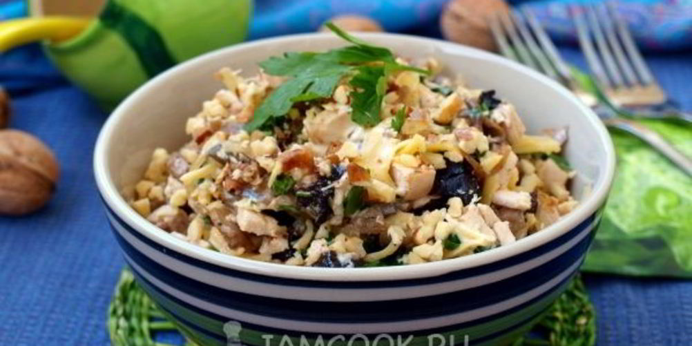 Как приготовить салат с черносливом и грибами