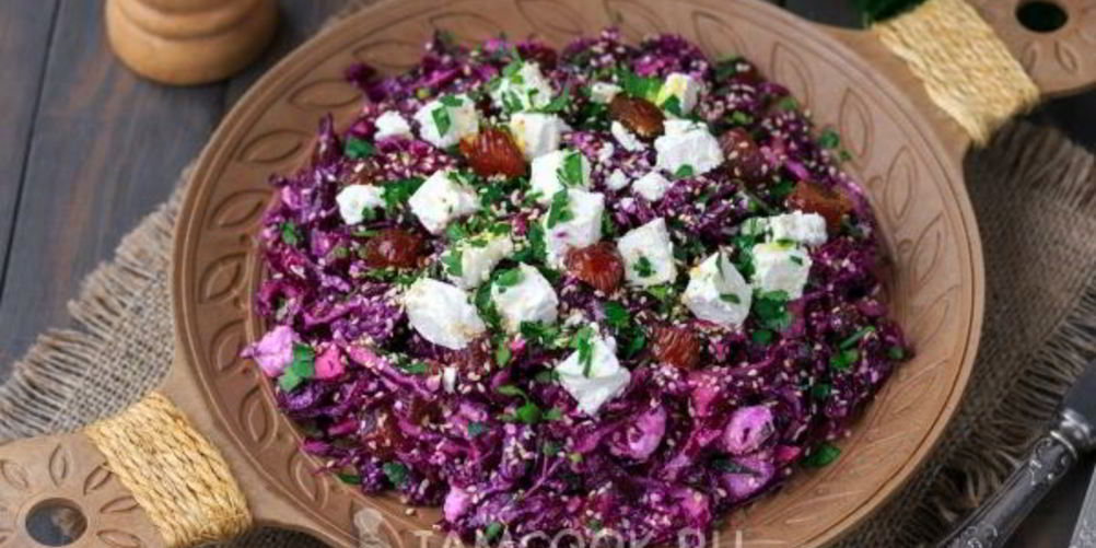 Как приготовить салат с финиками, фетой и красной капустой
