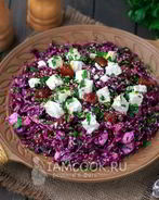 Салат с финиками, фетой и красной капустой