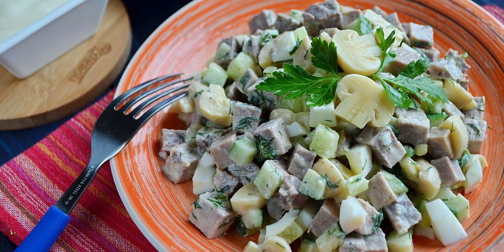 Как приготовить салат с говяжьим языком и грибами