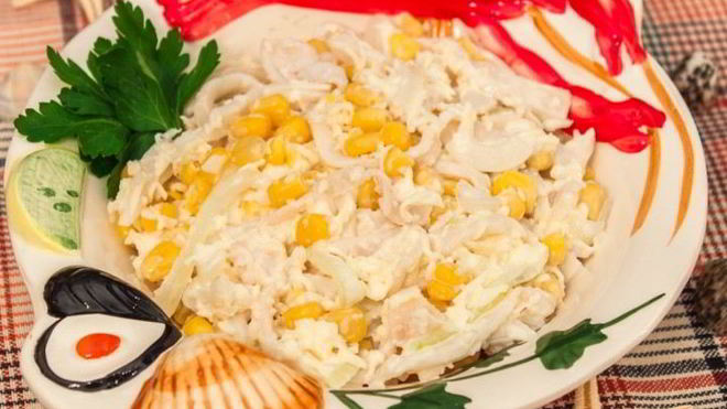 Рецепт Салат с кальмарами и кукурузой
