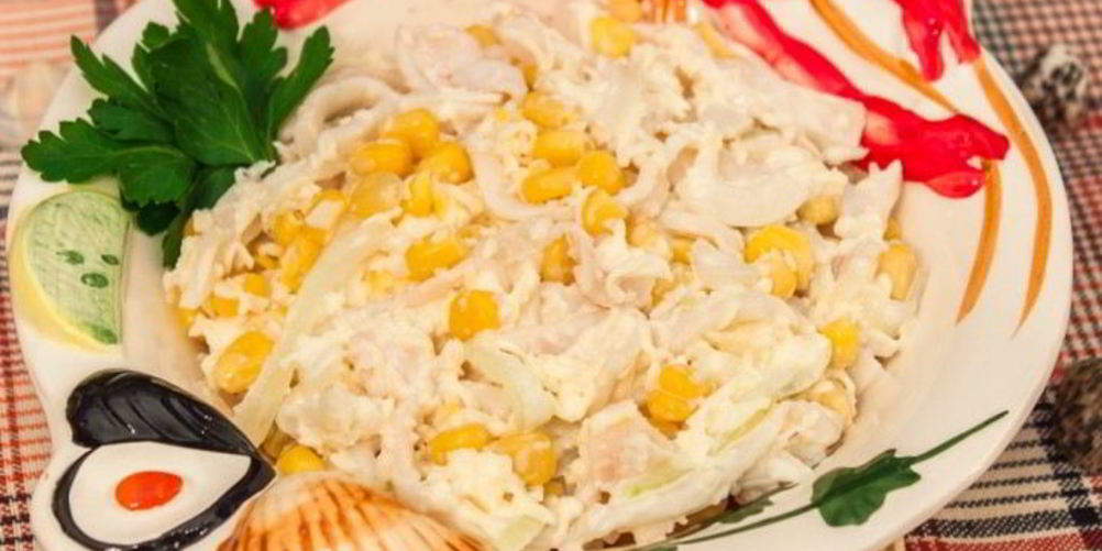 Как приготовить салат с кальмарами и кукурузой