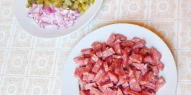 Рецепт салат с колбасой