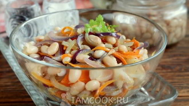 Рецепт Салат с консервированной фасолью, морковью и луком