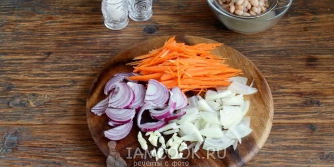 Рецепт салат с консервированной фасолью, морковью и луком