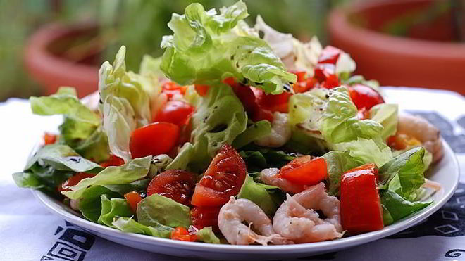 Рецепт Салат с креветками и помидорами