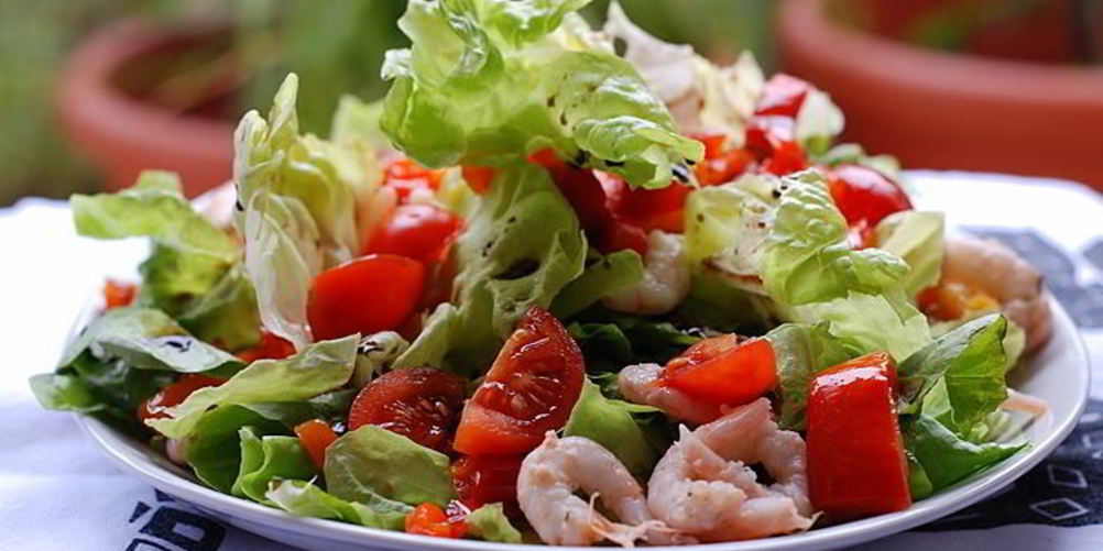 Как приготовить салат с креветками и помидорами