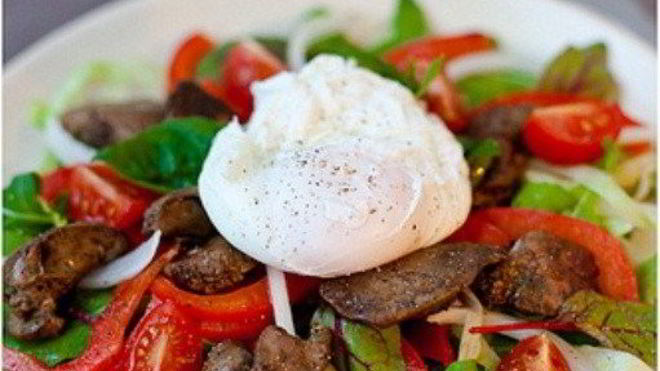 Рецепт Салат с куриной печенью, белой фасолью и яйцом пашот