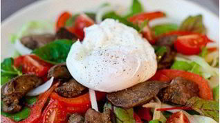 Рецепт Салат с куриной печенью, белой фасолью и яйцом пашот