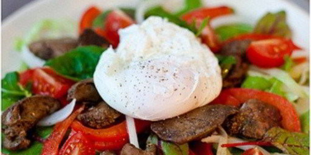 Как приготовить салат с куриной печенью, белой фасолью и яйцом пашот