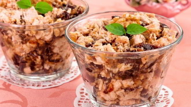 Рецепт Салат с куриным филе, черносливом и орехами