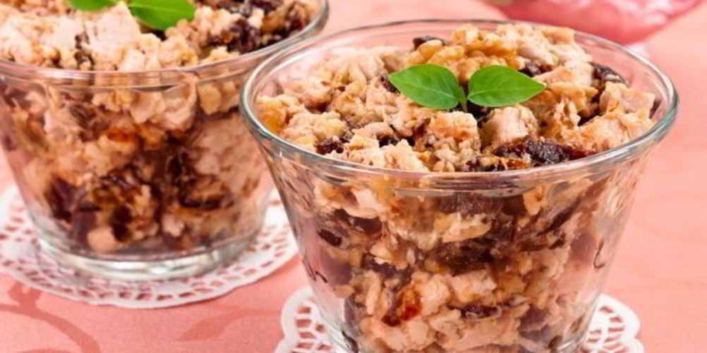 Как приготовить салат с куриным филе, черносливом и орехами