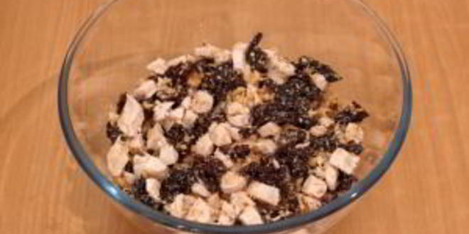 Рецепт салат с куриным филе, черносливом и орехами