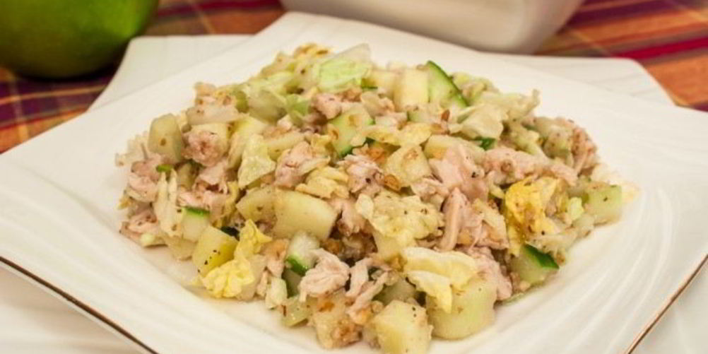 Как приготовить салат с куриным филе, огурцами и орехами