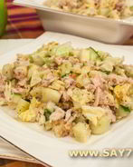 Салат с куриным филе, огурцами и орехами