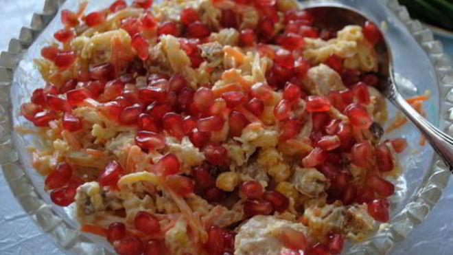 Рецепт Салат с курицей, гранатом и сыром