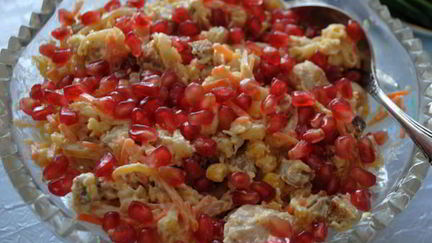 Рецепт Салат с курицей, гранатом и сыром