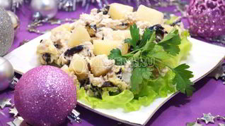 Рецепт Салат с курицей и черносливом