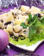 Салат с курицей и черносливом