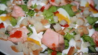 Рецепт Салат с лососем горячего копчения