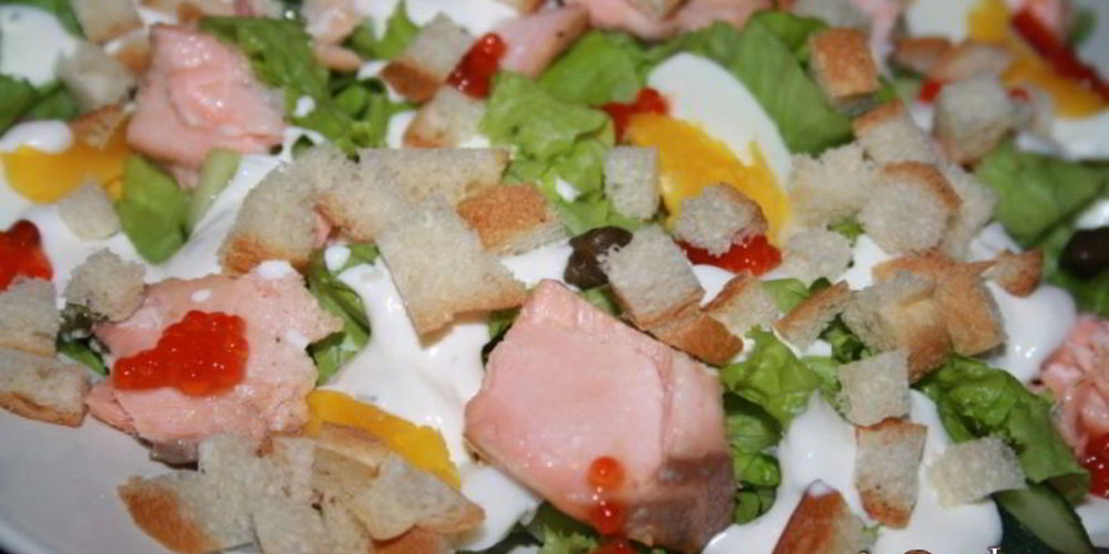 Как приготовить салат с лососем горячего копчения